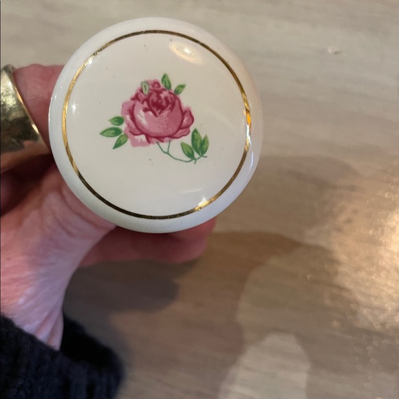 White rose cabinet knobs - Picture 5 of 5